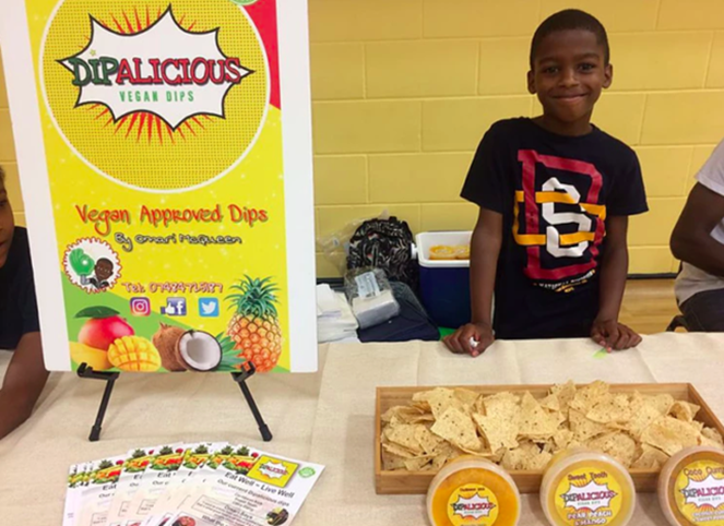 Bukan Main Kelereng, Bocah Ini Sibuk Jadi Bos Restoran